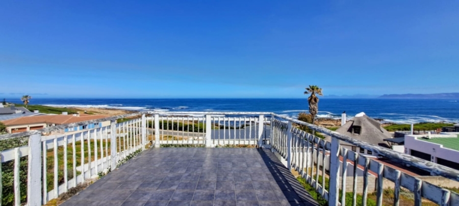 4 Bedroom Property for Sale in Perlemoenbaai Western Cape